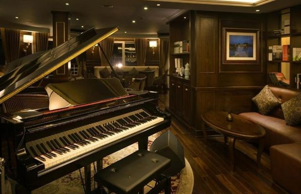 Le Piano Bar on Paradise Elegance Cruise